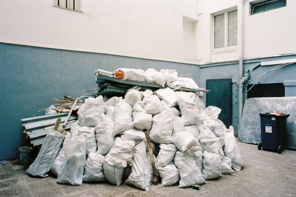 sacs remplis de déchets sur un chantier