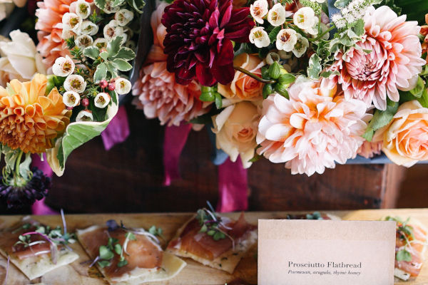 composition florale sur un buffet