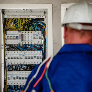 électricien intervenant sur un tableau électrique