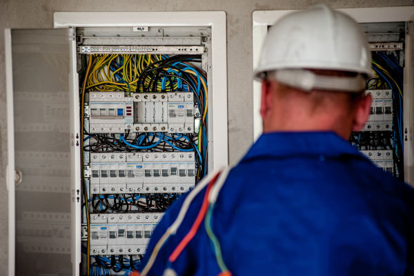 électricien intervenant sur un tableau électrique