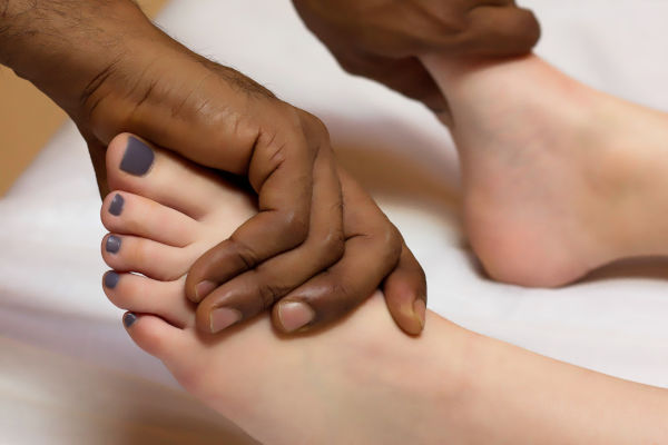 personne qui se fait masser les pieds