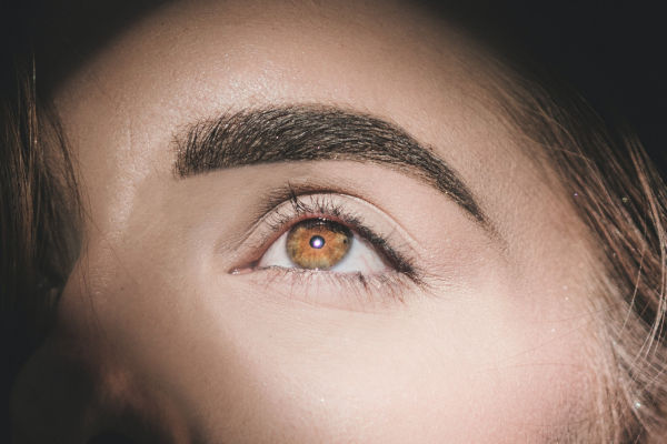 gros plan sur le regard d'une jeune femme