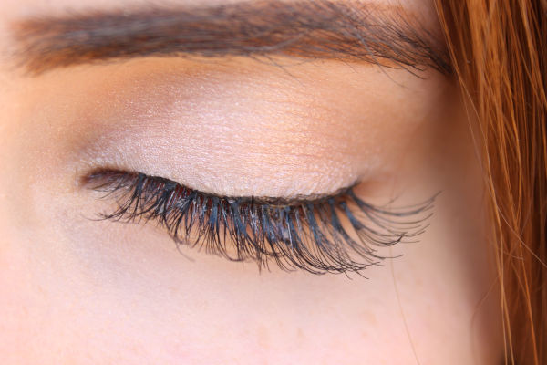 gros plan sur les yeux d'une femme qui a des extensions de cils