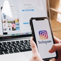 téléphone avec logo instagram