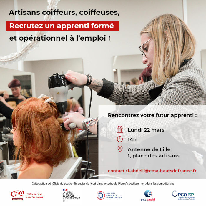 apprentie coiffant un mannequin