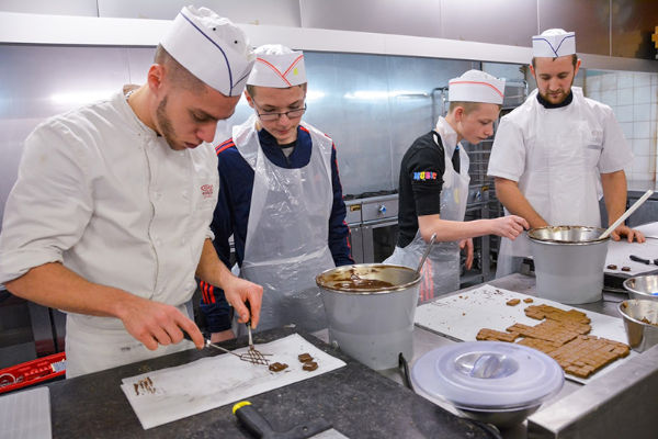 apprentis chocolatier en cuisine