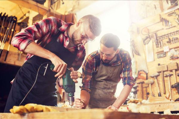 deux artisans qui travaillent le bois