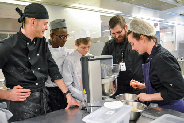 apprentis avec un chef cuisinier