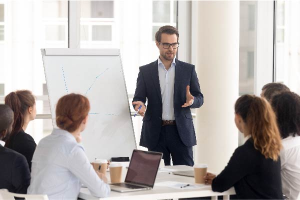 Un formateur s'exprime face à un groupe