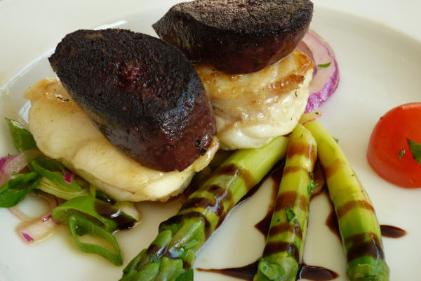 2 tranches de boudin noir dans une assiette