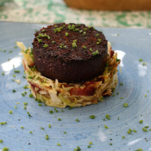 tranche de boudin noir dans une assiette