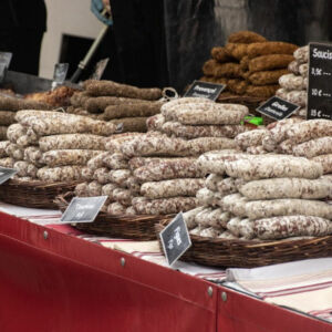 saucissons sur un étal