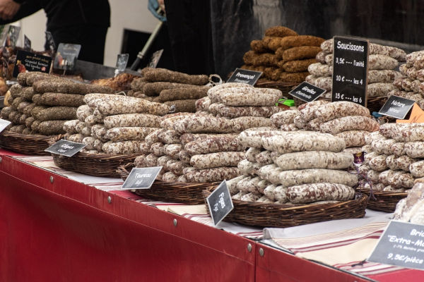 Confectionner différents saucissons frais