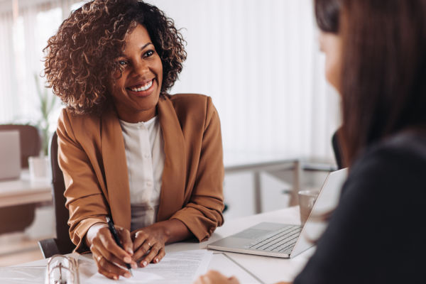 deux femmes qui parlent dans un bureau