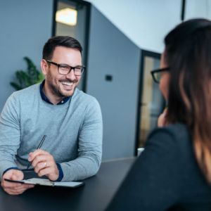 homme et femme qui discutent dans un bureau