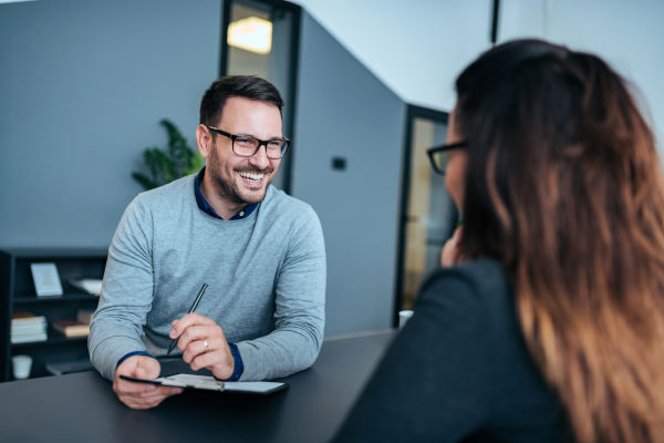 homme et femme qui discutent dans un bureau