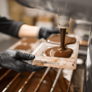 femme qui fait du moulage de chocolat