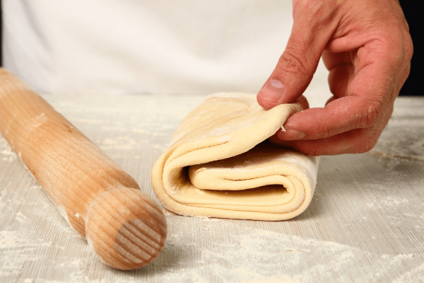 Homme qui travaille de la pâte feuilletée