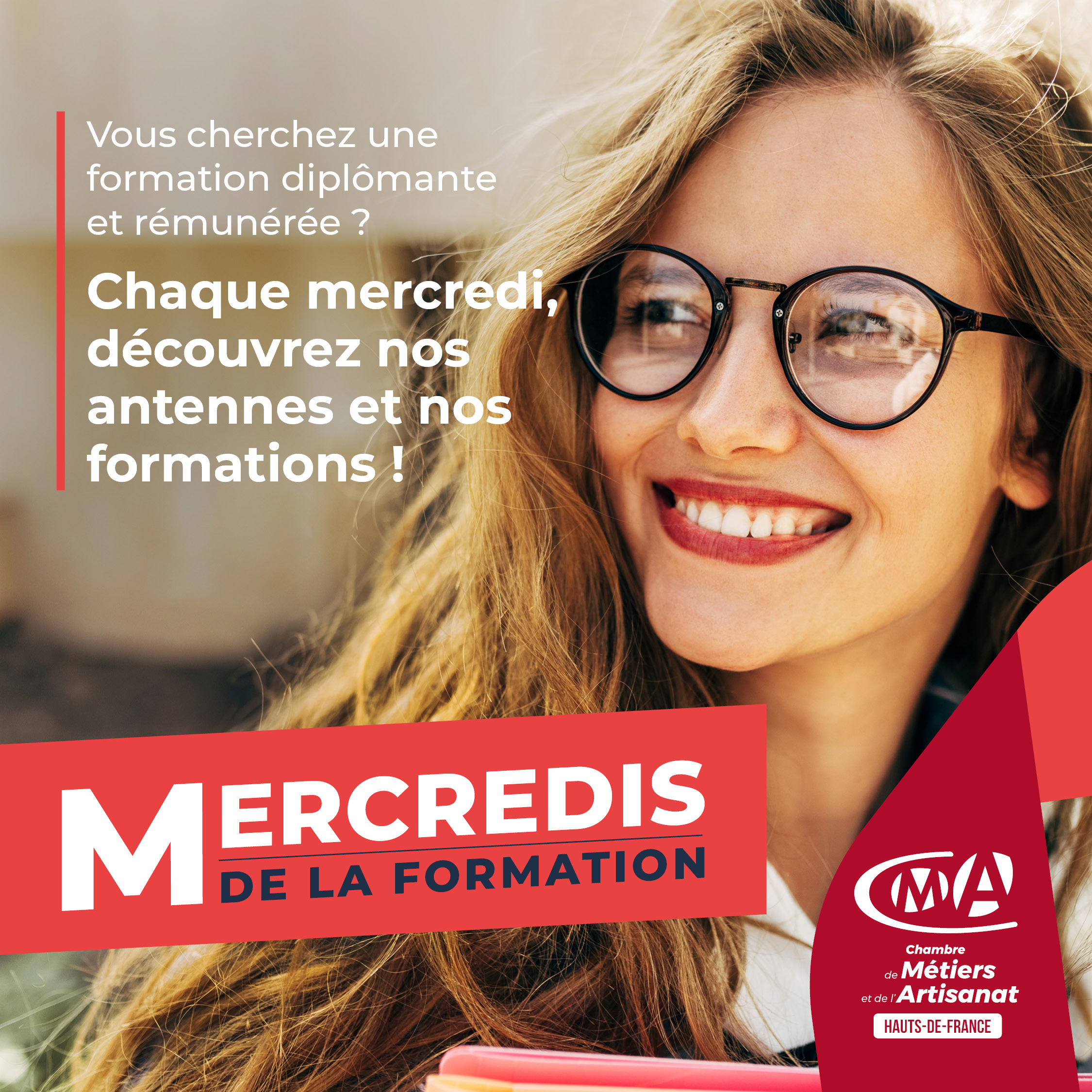 Jeune femme avec lunette souriant