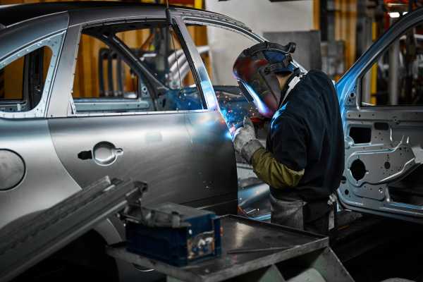 Redresser et réparer des éléments en acier et en aluminium