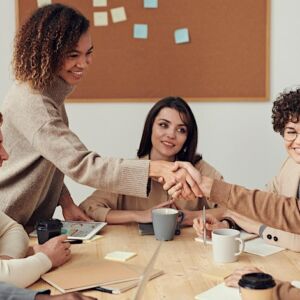 Jeunes en réunion d'entreprise