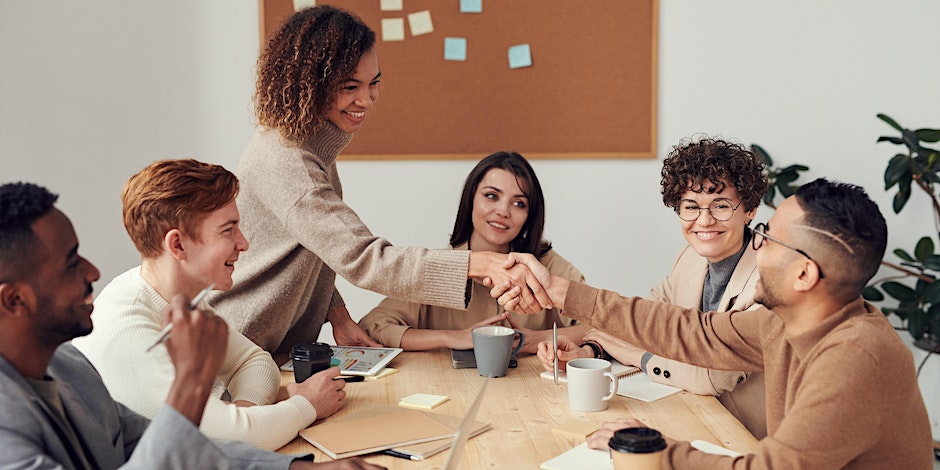 Jeunes en réunion d'entreprise